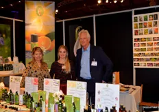 Christie Janssen, Inske Zaalberg en Bram Zaalberg van Bloesem Remedies Nederland. Zij zijn gespecialiseerd in essentiële oliën, bloesems en celzouten.